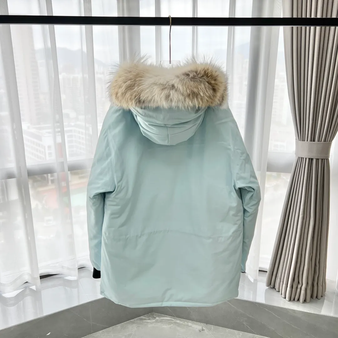 P800 Canada Goose "Canada Goose"🇨🇦 Beichen White / 08 Expedition Parka 4660M Product color: black, off-white, red, sand pink, sky blue, graphite gray, Beichen white, navy blue, sky blue, gray camouflage gray black label Product size: XS, S, M, L, XL, XXL The Expedition was originally a parka designed for scientists at the McMurdo Research Station in Antarctica. Whether your next journey takes you into the frozen urban jungle or across uncharted ice fields, wear Canada Goose's Expedition Parka and get proven results year after year in Antarctica by the National Science Foundation's Center for Polar Research.  Material list: 1⃣ Uses Y-shaped Velcro imported from Taiwan (exclusive in the market) 2⃣ Uses 18-count polyester-cotton blended fabric imported from South Korea (authentic synchronized fabric) 3⃣ National standard 80% white duck down, (zp uses 80% white duck down/90% of all boasts are fake) 4⃣ Western Canadian coyote hair (non-market dyed fox hair filled with wolf hair) Material analysis characteristics: 1⃣ The original/polyester-cotton fabric has a high polyester fiber content, and the polyester-cotton fabric has high heat and light resistance and good stability. It has bright colors, high fiber strength, durability, light resistance, heat resistance, and straightness. 2⃣ As we all know, the original version uses 80% white duck down. The fill power refers to the cubic inches of volume occupied by each ounce (30 grams) of down under certain conditions. If one ounce of down occupies 500 cubic inches, the fill power of the down is 500. So we can simply understand it as: fill power is the volume of down, and the volume of down is fill power. The higher the fill power of down, it means that under the same filling amount, down can fix a larger volume of air layer to keep warm and insulate, so the warmth retention of down is better. 3⃣ Western Canadian coyote hair, "large range of selected neck hair" is soft and fluffy, each wolf hair is 60-63 long / 14-16 wide at the peak, this width + preferred parts. It is basically unmatched by the same industry
